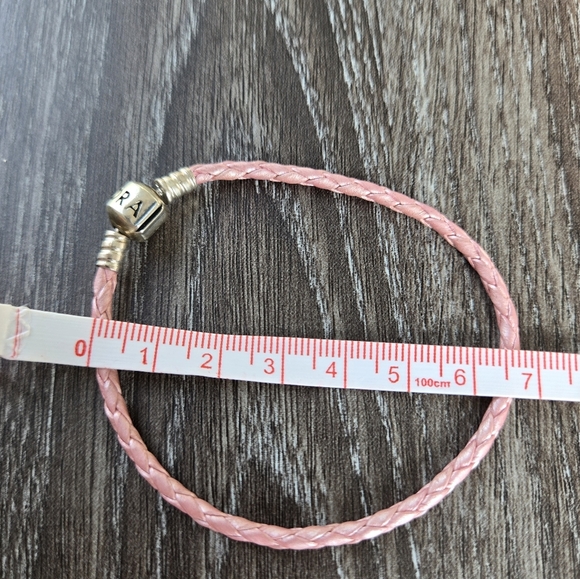 PANDORA SINGLE SHIMMERING PINK LEATHER BRACELET WITH PANDORA CLASP AND CHARMS - Picture 3 of 3
